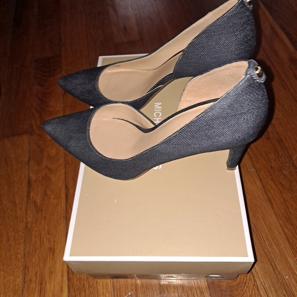 Worn one time for an hour. Michael Kors - Picture 2 of 4